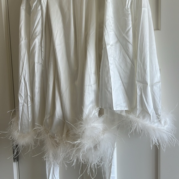 🤍White Satin Feathered Set 🤍 - Picture 4 of 11
